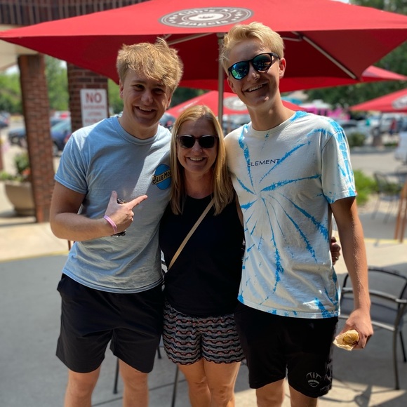 Meet your Posher, Jennifer - Picture 2 of 16